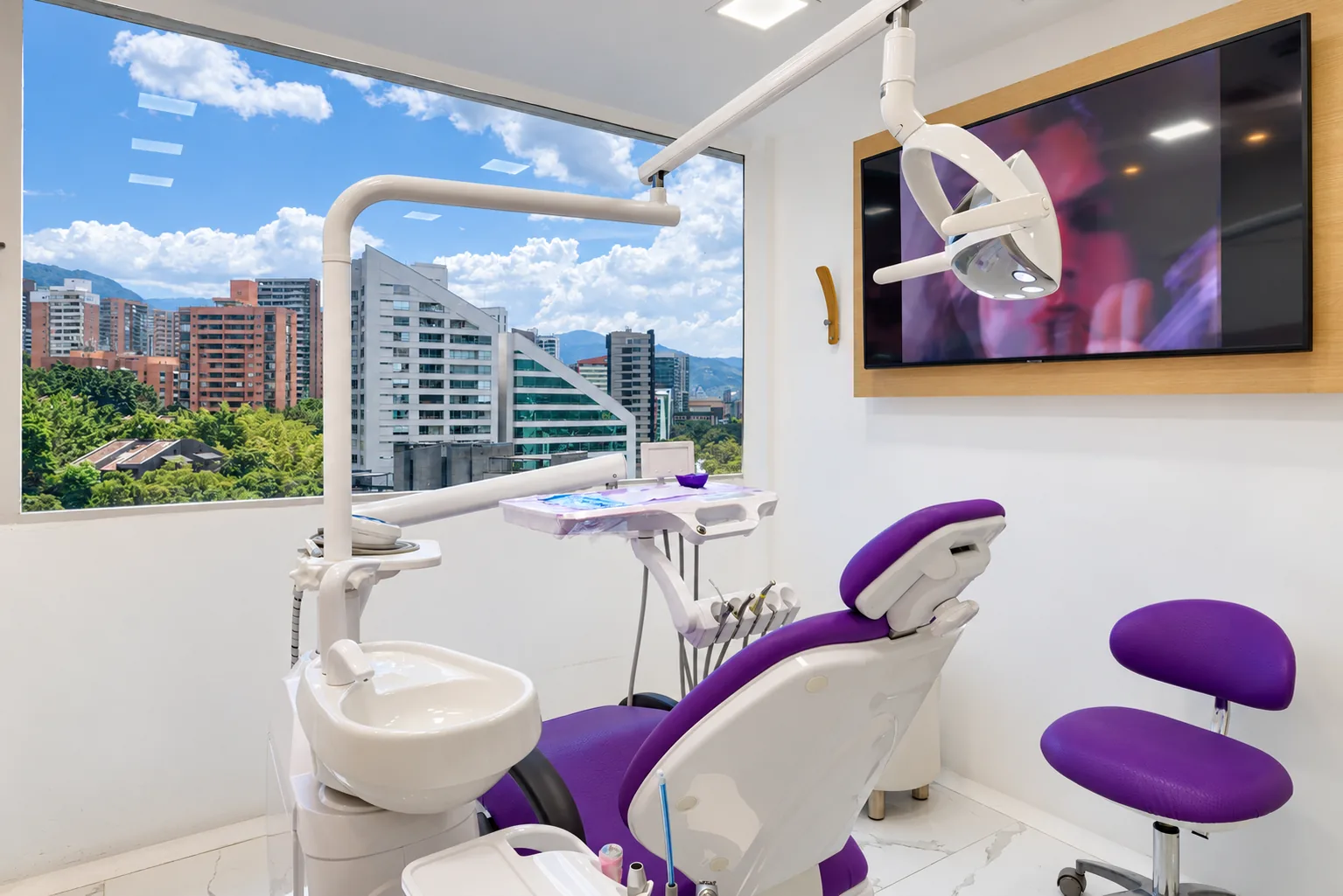 Consultorio odontológico de Oral Center con vista a El Poblado, Medellín
