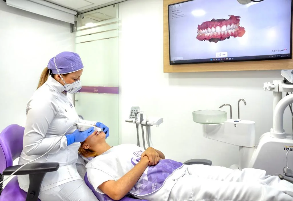 Odontóloga de Oral Center atendiendo a una paciente con escáner intraoral en El Poblado, Medellín