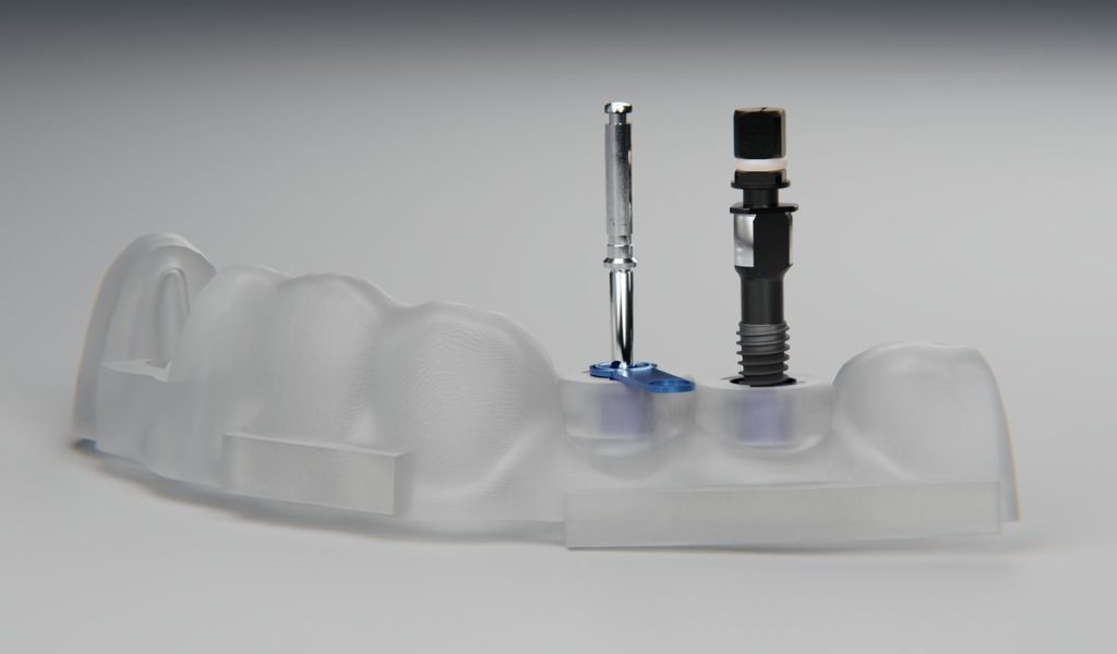 Guía quirúrgica impresa en 3D con fresa e implante dental